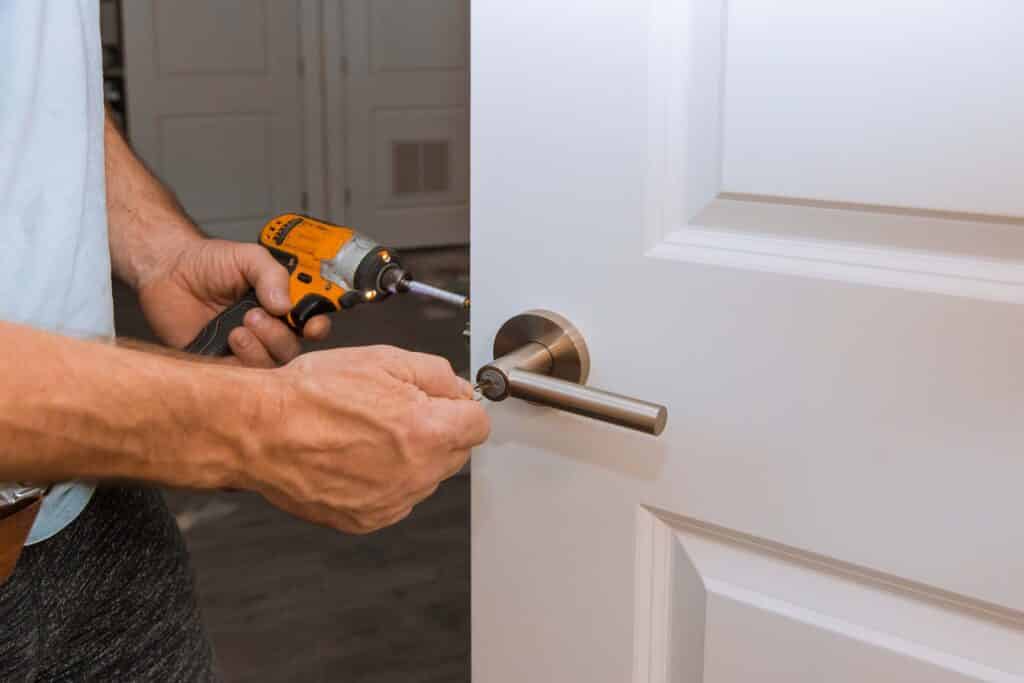 installation-of-the-door-lock-interior-door-woodwo-663R7CV.jpg